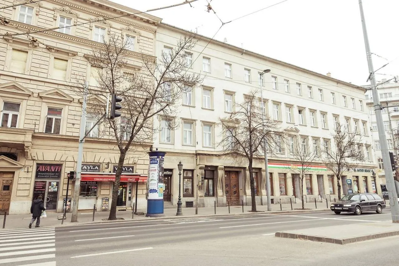 Newly Refurbished Home At Superb Location Budapest